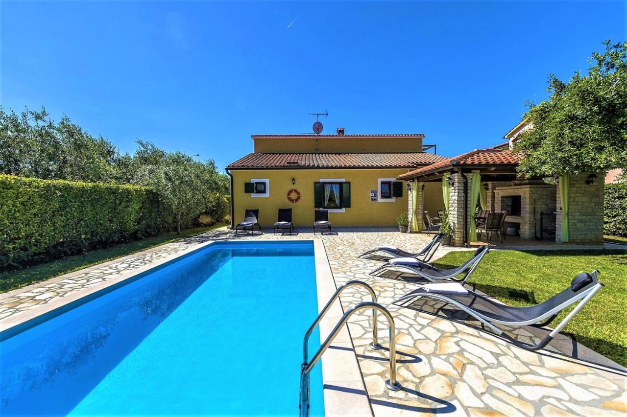 Spacious Three-bedroom Balun With Pool